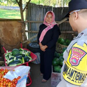 Bhabinkamtibmas Desa Maluk Lakukan Sambang ke Petani, Monitoring Pekarangan Pangan Bergizi