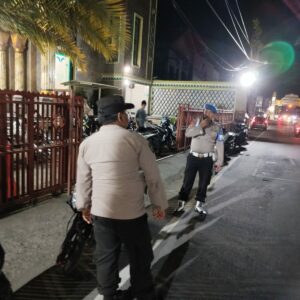 Polsek Batulayar Kawal Tarawih, Jemaah Ibadah dengan Nyaman