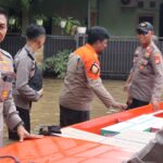 Polri Turun Evakuasi Bantu Warga Korban Banjir di Bekasi dan Depok