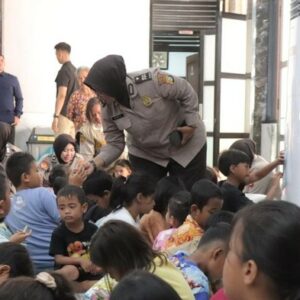 Polri Beri Trauma Healing ke Anak-Anak Korban Banjir di Jaktim