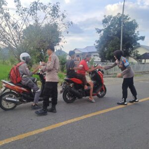 Ciptakan Kebersamaan di Bulan Ramadhan, Polres Sumbawa Barat Bagikan Takjil kepada Masyarakat