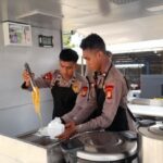 Brimob Polda Metro Dirikan Dapur Umum dan Bersihkan Lumpur Banjir di Jaktim