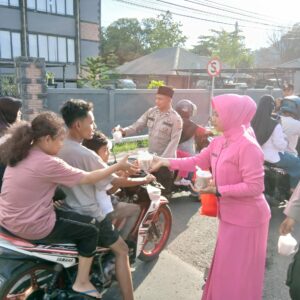 Ramadhan Berkah, Polres Bima Kota Bagi-Bagi Takjil Gratis untuk Pengendara