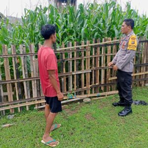 Bhabinkamtibmas Marada Pantau Pengolahan Lahan Pertanian, Dorong Petani Berinovasi