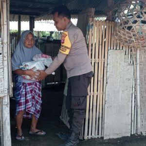 Peduli Sesama, Personel Polsek Alas Barat Berikan Bantuan Sembako Untuk Warga Kurang Mampu