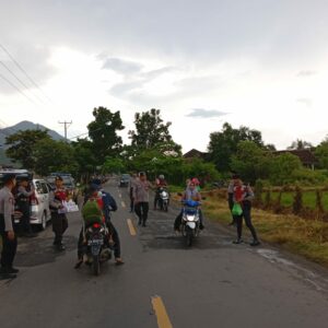 Polres Sumbawa Barat Rutin Bagikan Takjil dan Berikan Imbauan Kamtibmas