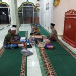 Bhabinkamtibmas Desa Medana Laksnakan Shalat Terawih Keliling di Desa Binaannya