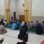 Bhabinkamtibmas Lakukan Shalat Subuh Keiling