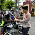 Kegiatan Penuh Kehangatan Kapolres Sumbawa dan Personel Bagikan Takjil kepada Masyarakat