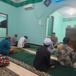 Perkuat Ukhwah Islamiyah, Kapolsek Sekongkang Laksanakan Sholat Isya’ dan Tarawih Berjamaah