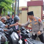 Kapolres Sumbawa Bersama Gabungan Staf Bagikan Takjil Kepada Masyarakat