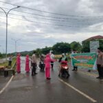 Berburu Berkah Ramadhan, Polsek Poto Tano Bagikan Takjil kepada Pengguna Jalan