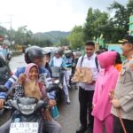 Berbagi Berkah di Bulan Suci Ramadhan, Kapolres Bima Kota Berbagi Takjil dengan Masyarakat