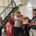 Kegiatan Ramadhan Suci, Personel Polsek KPL Tano Berbagi Berkah Paket Berbuka Puasa kepada Kru Kapal dan Pengguna Jasa Penyeberangan