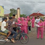 Polsek Sumbawa Bagikan Takjil kepada Masyarakat di Bulan Ramadan