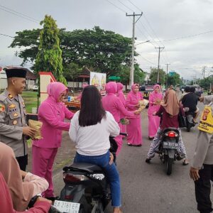 Polsek Lape dan Polsek Plampang Bagikan Takjil di Bulan Ramadhan