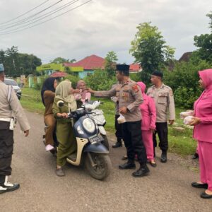 Jelang Berbuka, Polsek Empang & Polsek Labangka Bagikan Takjil Untuk Masyarakat