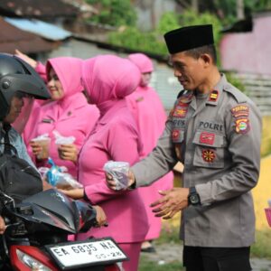 Kebersamaan Penuh Berkah: Kapolsek Woja dan Bhayangkari Berbagi Takjil serta Berbuka Puasa Bersama Anak Yatim