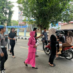 Ramadhan Penuh Berkah: Kasat Narkoba Polres Dompu Pimpin Aksi Berbagi, Senyum Haru Iringi Pembagian Takjil