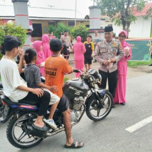 Indahnya Berbagi, Polsek Ropang Bersama Bhayangkari Bagikan Takjil Untuk Masyarakat