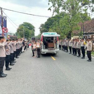 Kapolres Sumbawa Dan Anggota Berikan Penghormatan Terakhir Hantar Kepergian Jenazah AKP I Dewa Putu Alit Ariana