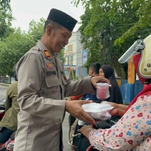 Humas Polres Dompu Bagikan Takjil, Wujud Kepedulian di Bulan Suci