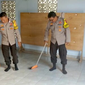 Polsek Lembar NTB Aktifkan ‘Bakti Religi’: Ibadah Khusyuk, Lingkungan Bersih