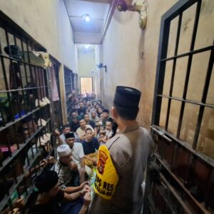 Momen Lebaran, Kapolres Loteng Ajak Tahanan Halal Bihalal.