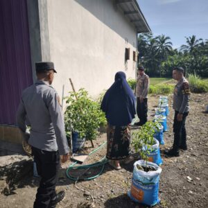 POLRES LOMBOK TENGAH APRESIASI MASYARAKAT MANFAATKAN LAHAN PEKARANGAN UNTUK PEKARANGAN BERGIZI