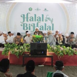Halal Bihalal di Ponpes Manhalul Ma’arif, Kapolres Loteng Sumbang Al-quran Dan Semen.