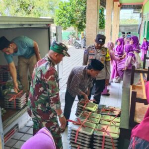 Pengamanan Ketat Program Makan Bergizi Gratis di Lombok Barat: Kolaborasi Polsek Lembar & TNI