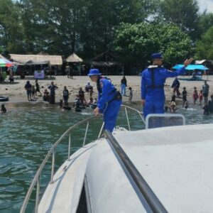 Polisi Jaga Ketat Pantai Cemara Saat Lebaran Ketupat