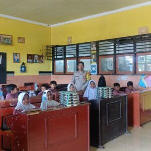Polsek Gerung Kawal Distribusi Makanan Bergizi Gratis untuk Siswa