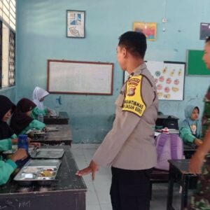 Polsek Gerung Kawal Program Makan Bergizi Gratis di Lombok Barat