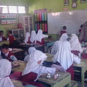 Polsek Gerung Kawal Program Makan Bergizi Gratis untuk 3.201 Siswa