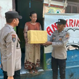Polsek Pelabuhan Lembar Salurkan Bantuan Sembako untuk Warga Kurang Mampu