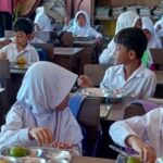 Polsek Kuripan Kawal Penyaluran Makan Bergizi Gratis di Lombok Barat