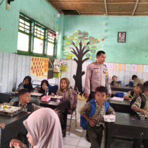 Distribusi Makan Bergizi Gratis Dikawal Langsung Polsek Lembar