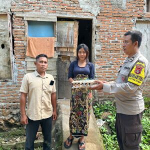 Polsek Sekotong Salurkan Bantuan Gizi untuk Warga Dusun Gunung Kosong