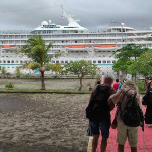 MV. ARTANIA Sandar di Pelabuhan Gilimas, Wisatawan Padati Lombok