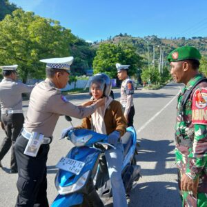 Anggota Pos Pam Amahami Laksanakan Pengaturan Lalu Lintas dalam Ops Ketupat Rinjani 2025