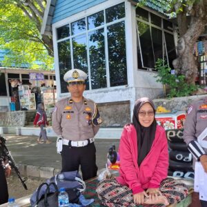 Satgas Kamseltibcar Lantas Berikan Himbauan Keselamatan di Pantai Lawata dalam Rangka Operasi Ketupat Rinjani 2025