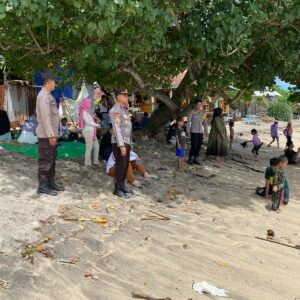 Pengamanan dan Monitoring Obyek Wisata Pantai Lakey oleh Polsek Hu’u, Dipimpin Kapolsek IPDA Samsul Rizal