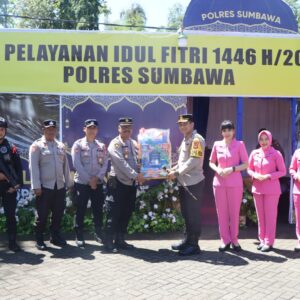 Kapolres Sumbawa Bersama Ketua Bhayangkari Cabang Sumbawa Lakukan Kunjungan ke Pos Pam dan Pos Yan Operasi Ketupat Rinjani 2025