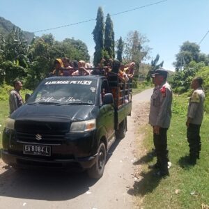 Kapolsek Woja Pimpin Langsung Pengamanan Wisata Pantai Ria di Libur Lebaran