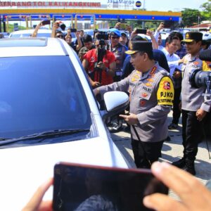 Kapolri Sapa dan Beri Bingkisan ke Pemudik di Tol Kalikangkung
