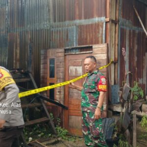 Diduga Konsleting Listrik, 1 Rumah Panggung Hangus Terbakar Dan 2 Rumah Terdampak Di Lekong