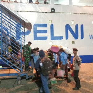 Polsek Kawasan Pelabuhan Laut Bima Amankan Proses Embarkasi dan Debarkasi Penumpang Kapal KM. AWU di Pelabuhan Bima