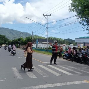 Ciptakan Rasa Aman, Polsek Seteluk Gelar Patroli Rawan Siang di Depan SMPN 1 Seteluk