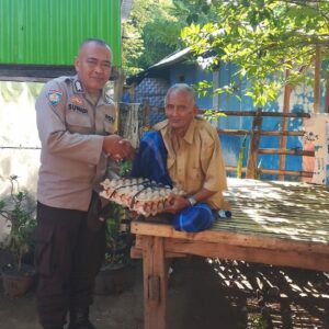 Bhabinkamtibmas Desa Mapin Beru Ulurkan Tangan, Bantu Lansia Di Wilayah Binaannya